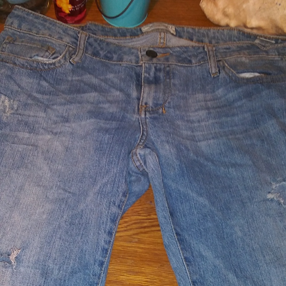 American Eagle ripped capris